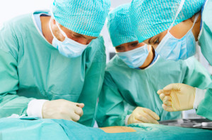 Medici_sala_operatoria-300x199 Curò con il metodo Hamer un paziente deceduto: medico indagato per omicidio colposo