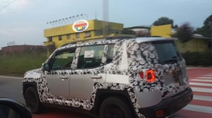 Jeep-renegade-camuffata-300x168 Jeep Renegade: lancio a fine settembre