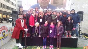 mago-carillon-e-bambini-300x168 Un dono per tutti: oggi arriva anche Babbo Natale