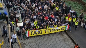 Sciopero-tassisti-UBER-300x169 A Torino i tassisti sfilano contro Uber