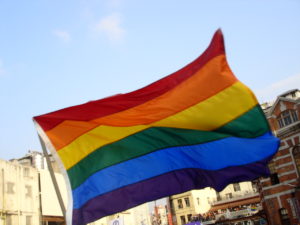 Flyingrainbowflag-300x225 Favria, il sindaco dice no alle nozze gay: "Unione contro i miei principi etici"