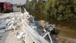 Incidente-tangenziale-Torino-camion-300x169 Incidente in tangenziale, camion finisce nel torrente Sangone