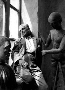 Felice-casorati-fra-i-manichini-nel-suo-studio-217x300 Apre al pubblico lo Studio di Casorati