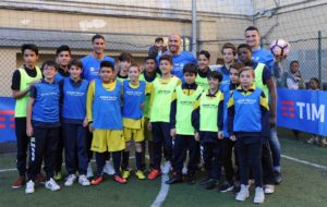 Foto-di-gruppo-in-campo-300x190 Junior Tim Cup: gli studenti incontrano Mandragora, De Silvestri e Castellazzi