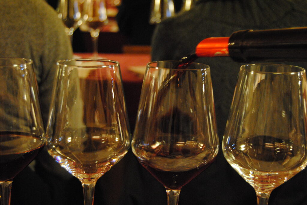 versa-rosso-1-1024x685 Bolgheri si presenta con il Cabernet delle Impronte e il Merlot dell’Antero