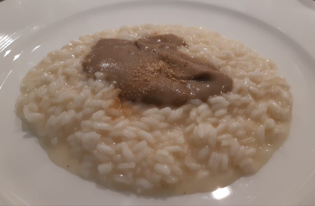 Tesse-risotto-finghi-e-polvere-di-tartufo-nero-1024x668 La cucina d’autore si rivolge ai giovani, con un occhio alla qualità e l’altro al portafoglio