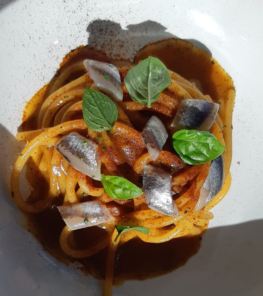 spaghettoni-peperoni-acciughe-910x1024 Quando Piemonte e Puglia si incontrano a tavola e fanno due pari