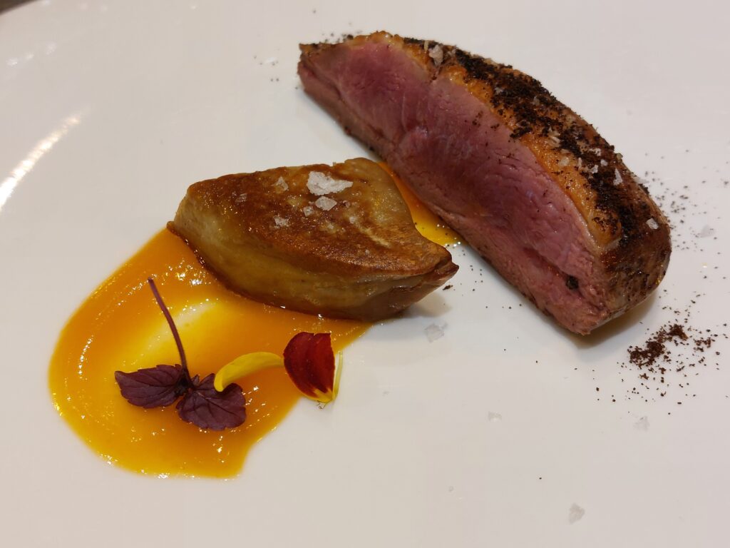 anatra-albicocche-caffe-fois-gras2-1024x768 Capasanta, scampi, ricci di mare e petto d’anatra nella Madia gourmet in precollina