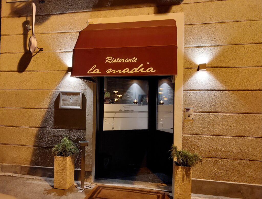 esterno1-1024x778 Capasanta, scampi, ricci di mare e petto d’anatra nella Madia gourmet in precollina