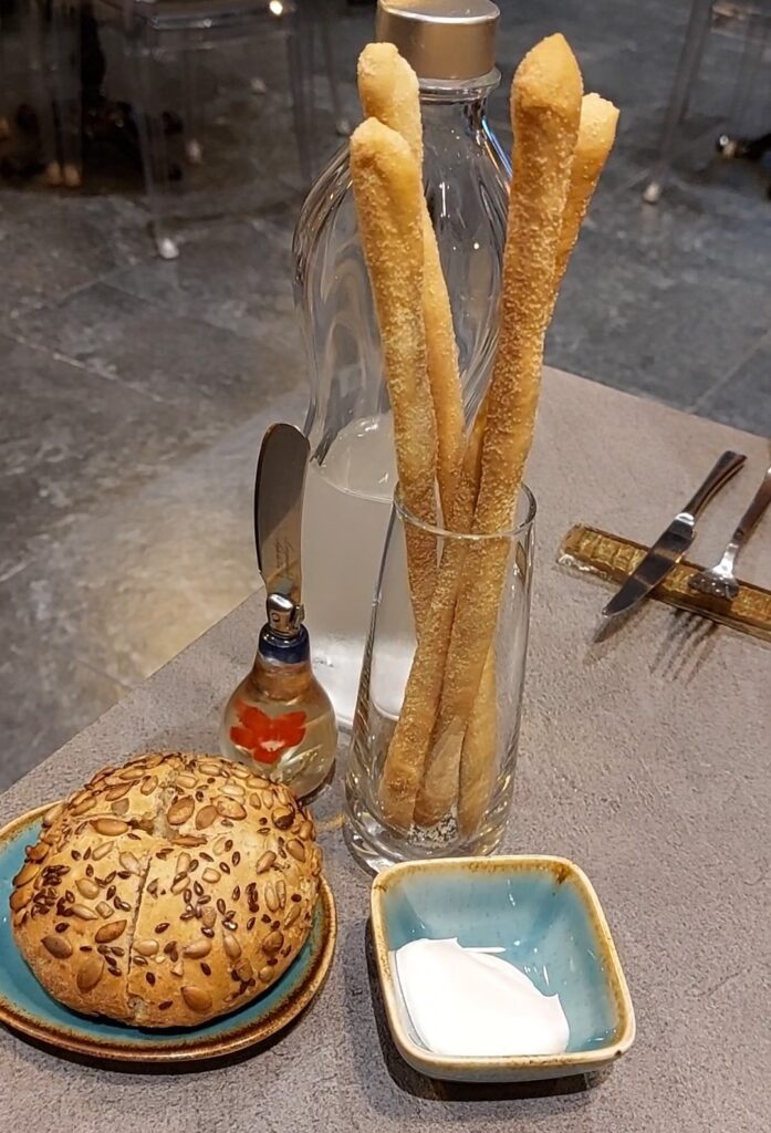 pane-grissini-burro-montato-697x1024 Capasanta, scampi, ricci di mare e petto d’anatra nella Madia gourmet in precollina