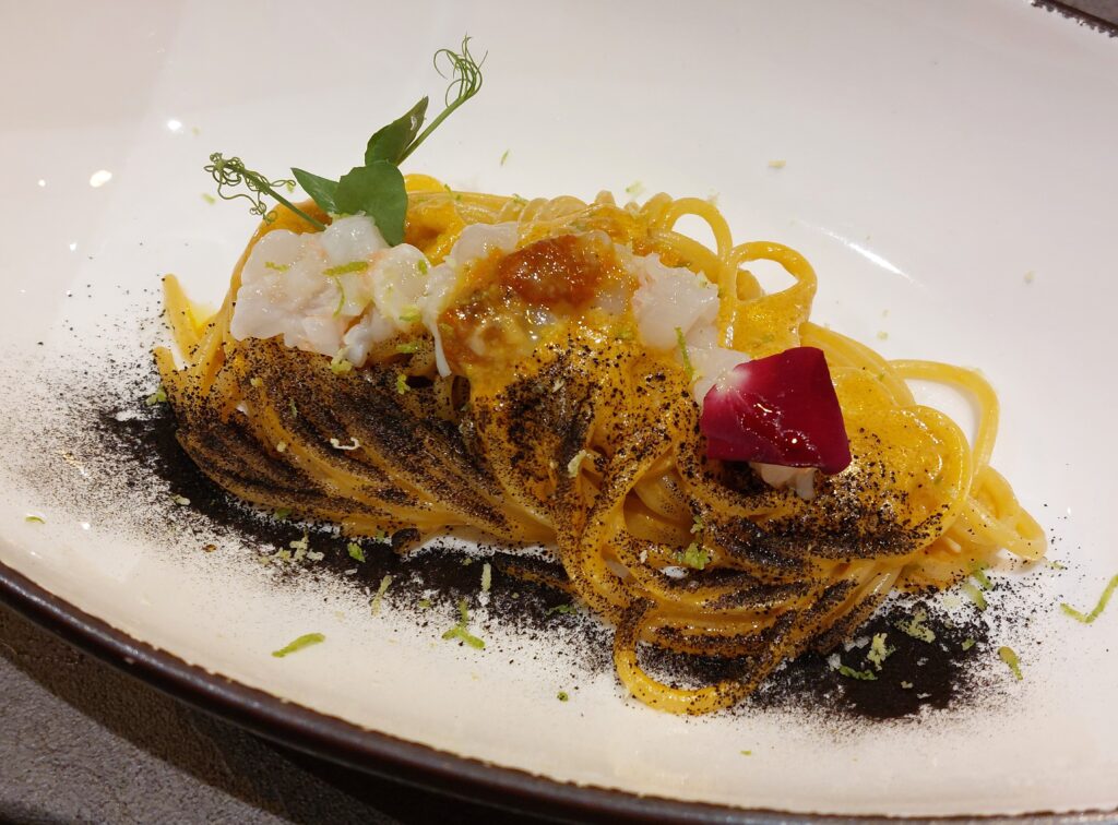 spaghetti-ricci-aglio-nero-scampi1-1024x756 Capasanta, scampi, ricci di mare e petto d’anatra nella Madia gourmet in precollina