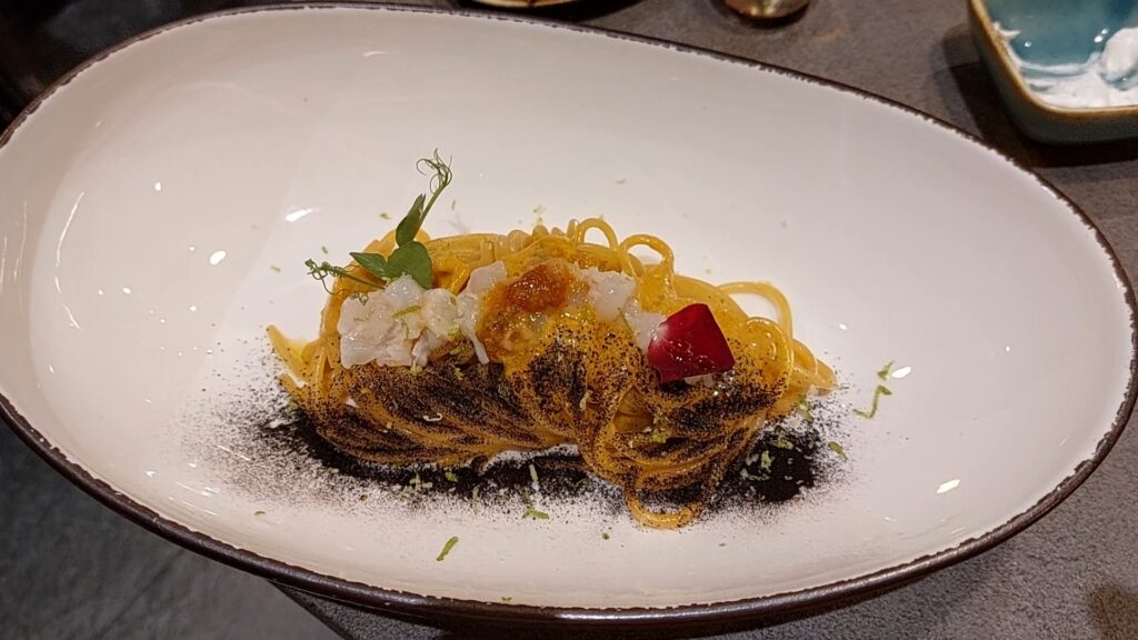 spaghetti-ricci-aglio-nero-scampi3-1024x576 Capasanta, scampi, ricci di mare e petto d’anatra nella Madia gourmet in precollina