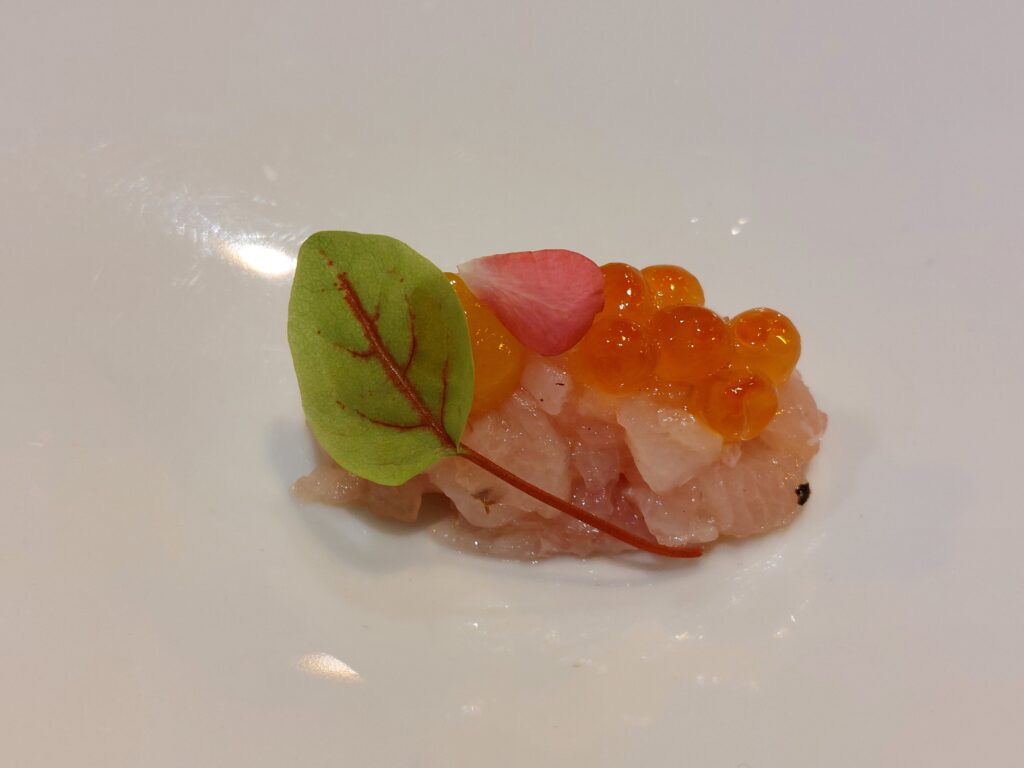 tartare-di-ricciola1-1024x768 Capasanta, scampi, ricci di mare e petto d’anatra nella Madia gourmet in precollina