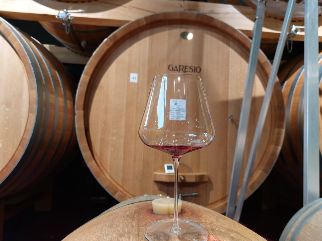 Garesio-bicchiere-botte-1024x768 Vini eleganti e un Wine Resort di charme tra le vigne di Serralunga