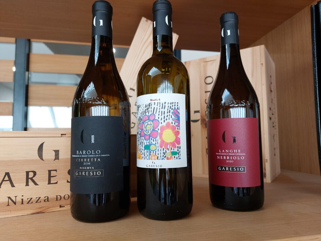 Garesio-bottiglie1-1024x768 Vini eleganti e un Wine Resort di charme tra le vigne di Serralunga