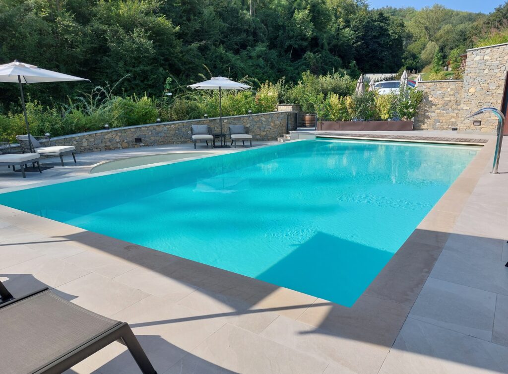 piscina3-1024x754 Vini eleganti e un Wine Resort di charme tra le vigne di Serralunga