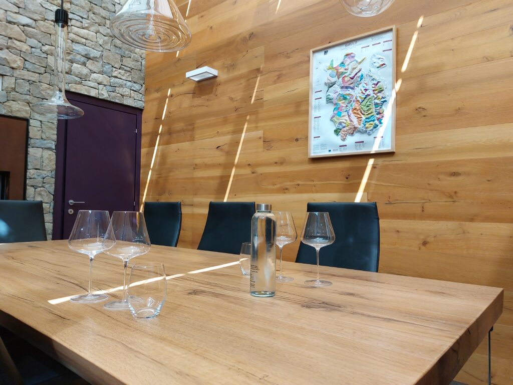 sala-degustazione1-1024x768 Vini eleganti e un Wine Resort di charme tra le vigne di Serralunga