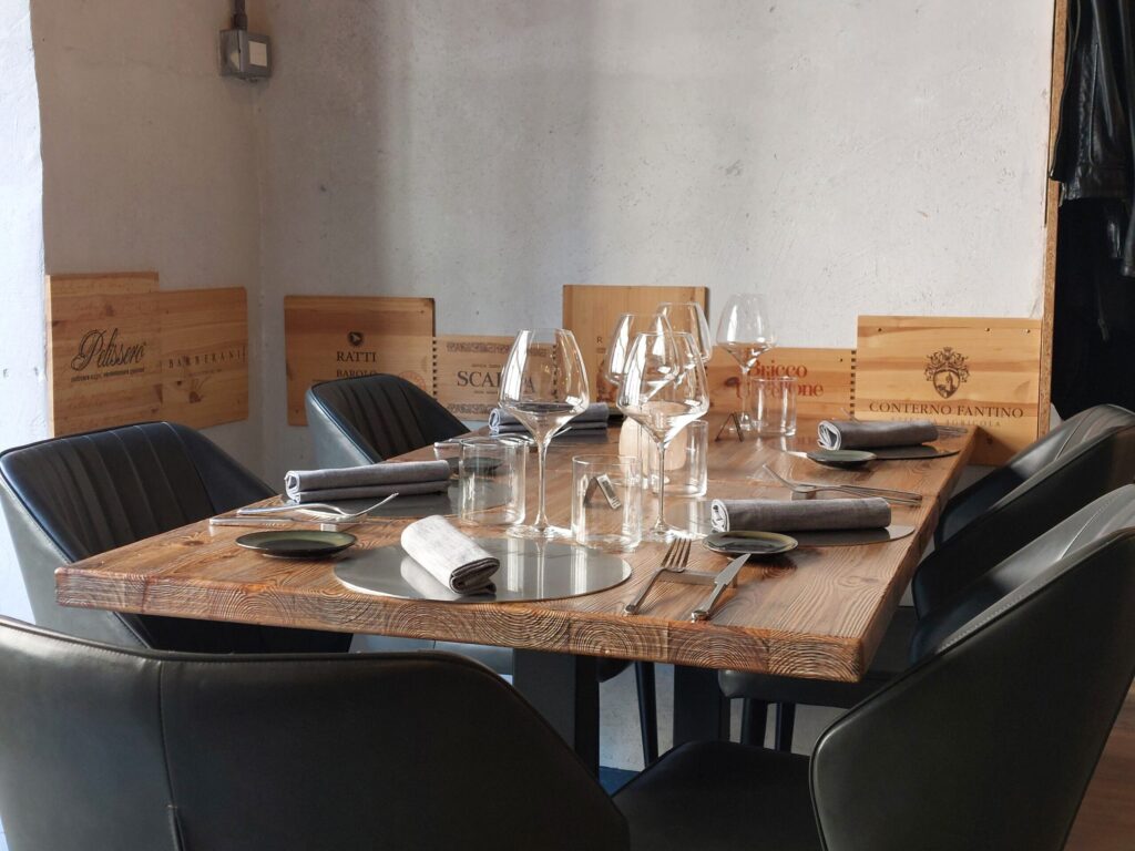 Guviol-tavolo1-1024x768 Tirar tardi senza fretta in centro a Torino con baccalà e ribollita