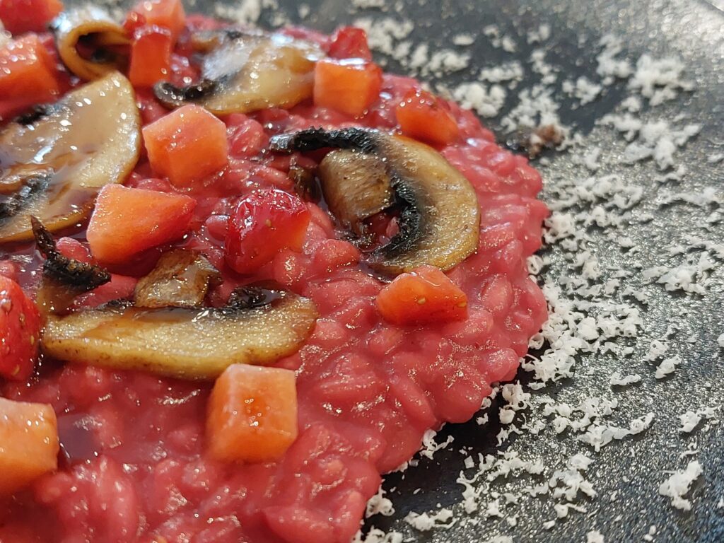 riso-barbabietola-champignon-fragole-ricotta-salata2-1-1024x768 Come si mangia da Camia a Fornaci di Novello