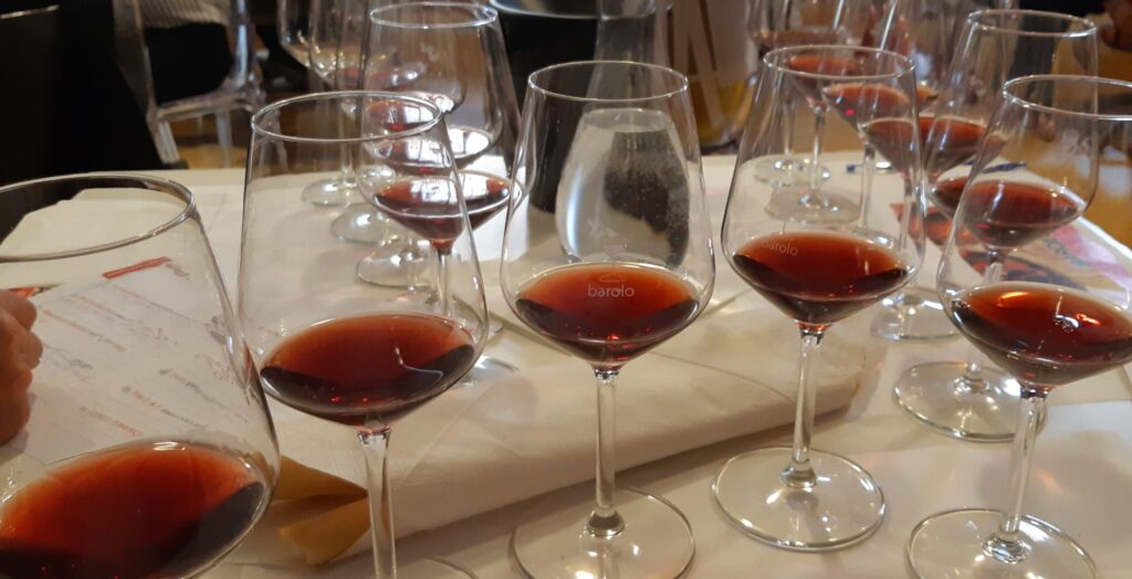 barolo-bicchieri-1024x524 Aperti per ferie e Barolo consapevole in attesa di un Autunno straordinario