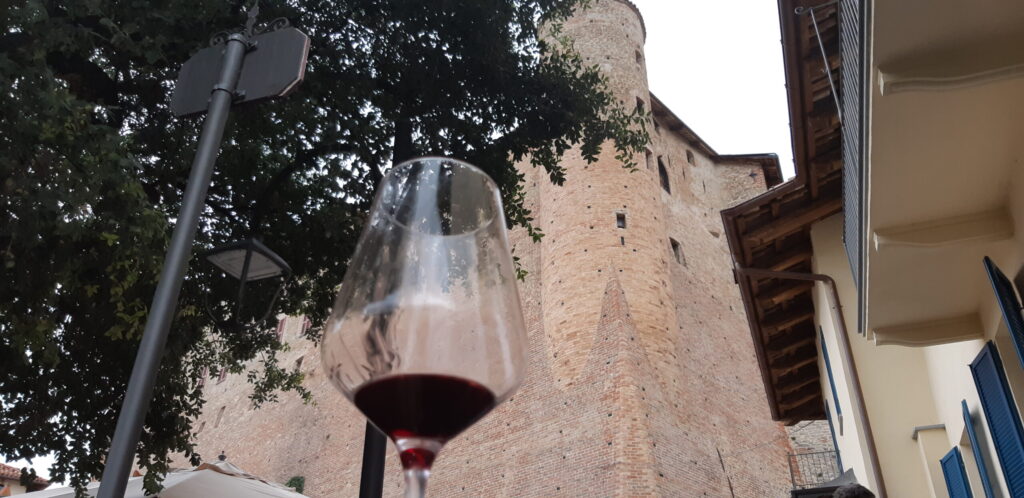 bicchiere-CastiglioneF-1024x498 Un sabato a Roddi con la Strada del Barolo e grandi vini di Langa