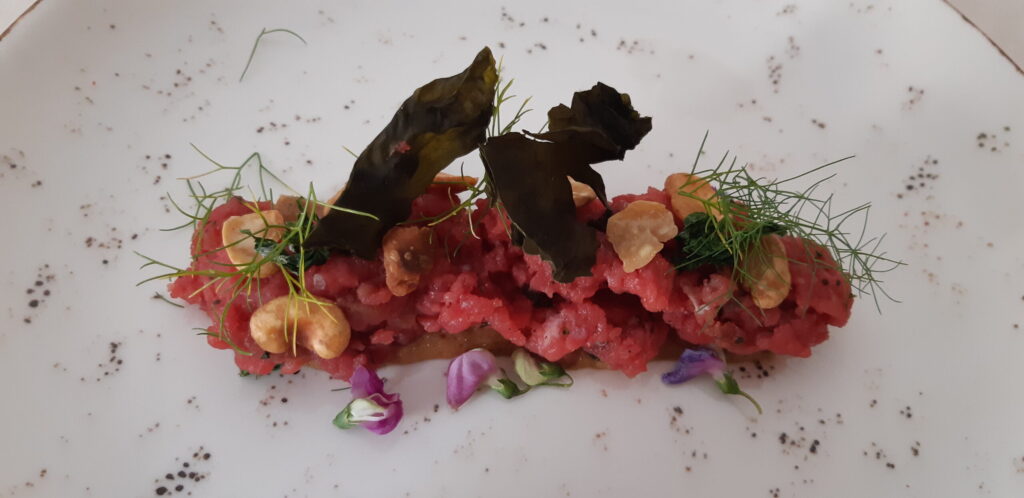 cruda-di-vitello-e-fave-fritte-andrea-1024x498 Undici Osterie che raccontano un viaggio gastronomico attraverso l’Italia