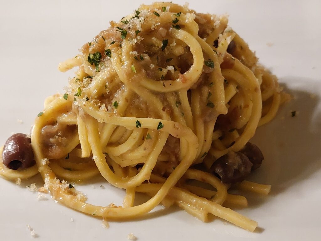 spaghettoni-sardine-essiccate2-1024x768 Undici Osterie che raccontano un viaggio gastronomico attraverso l’Italia