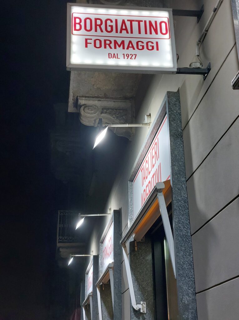 insegna-765x1024 Storia e Raclette sotto i portici di Torino