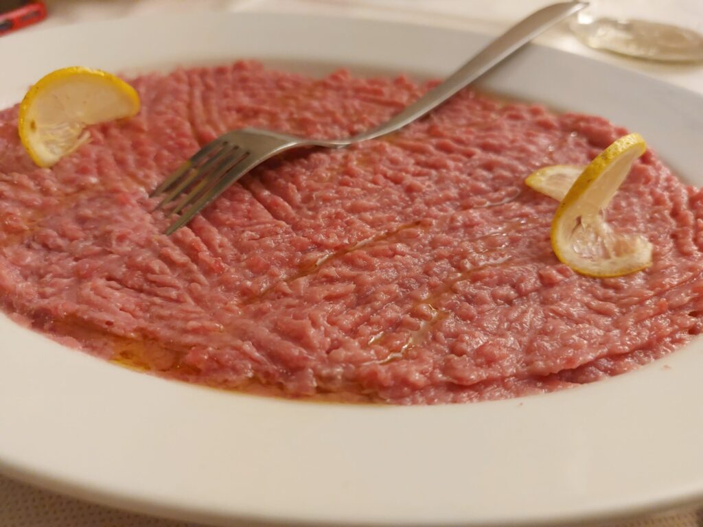 carne-cruda-monferrina-1024x768 Mangiare, ballare e cantare nella cascina che sa di casa