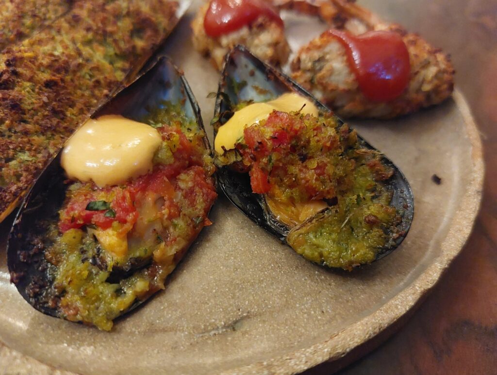 Cozze-gratinate-e-salsa-gazpacho-1024x772 Materia prima selezionata e pesce «che si senta il gusto»