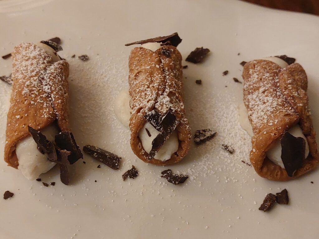Tris-di-cannoli-siciliani2-1024x768 Materia prima selezionata e pesce «che si senta il gusto»