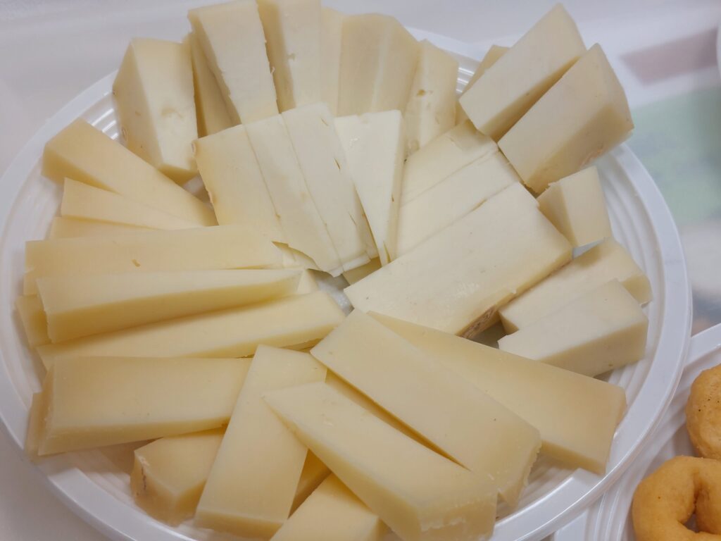 la-capra-e-la-panca-formaggi5-1024x768 A Usseglio la mostra della Toma di Lanzo e dei formaggi di alpeggio