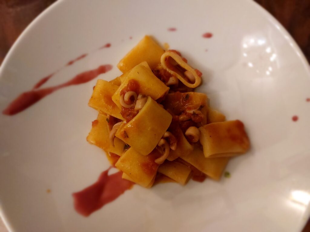 paccheri-totani-pomodoro2-1024x768 Materia prima selezionata e pesce «che si senta il gusto»