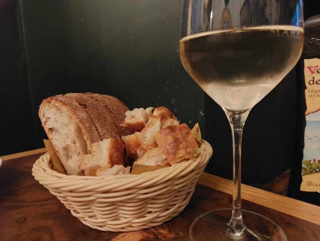 pane-focaccia-vino-1024x772 Materia prima selezionata e pesce «che si senta il gusto»